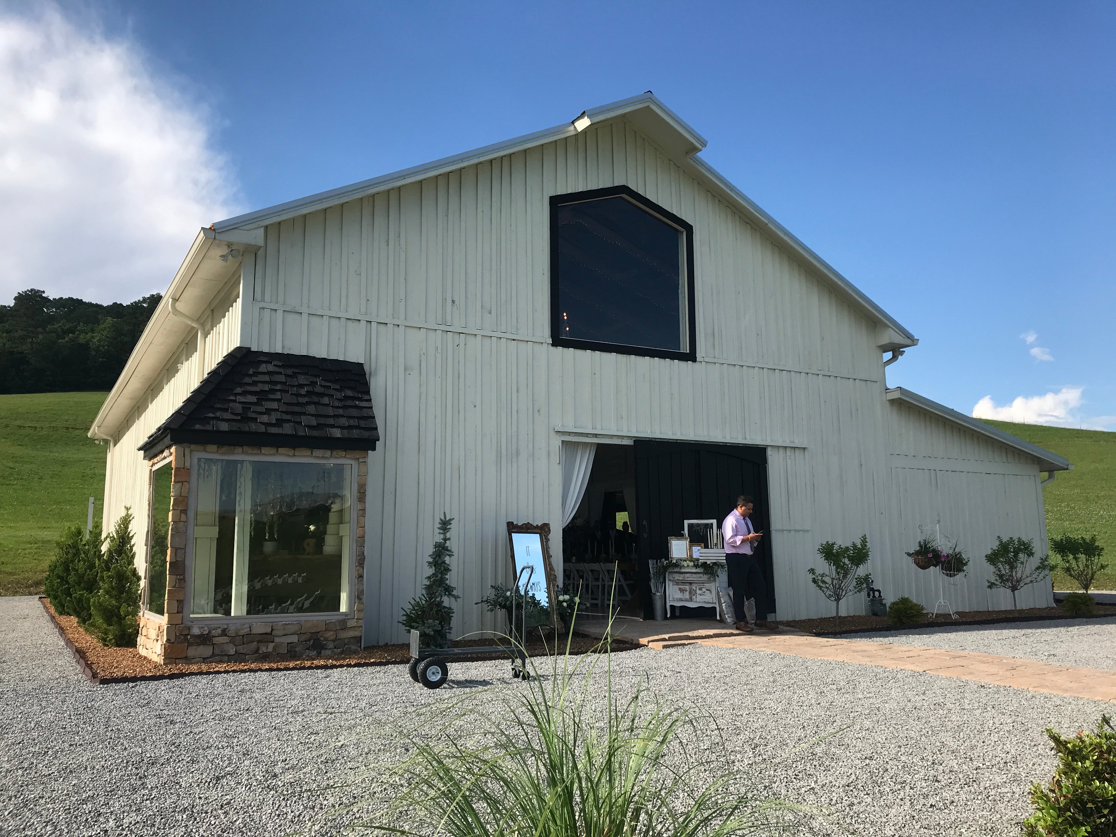 Artist Paints Live at Wedding - Maypop Fields