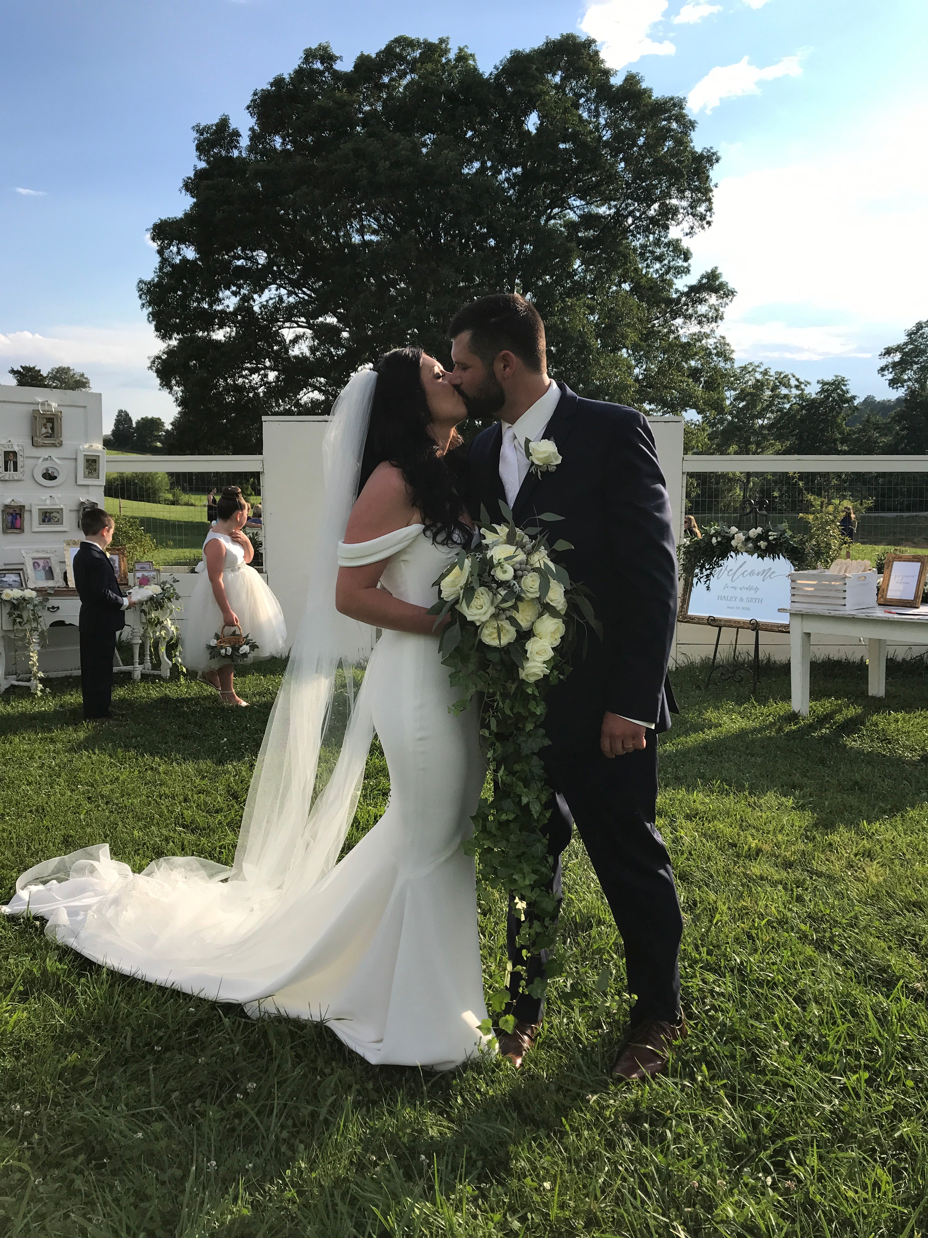 Artist Paints Live at Wedding - Maypop Fields